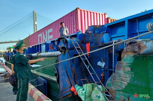 Va chạm giữa tàu vận tải biển với sà lan chở container trên sông Sài Gòn